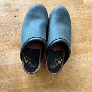 Vintage Anna Swedish wooden clogs 90s hunter green